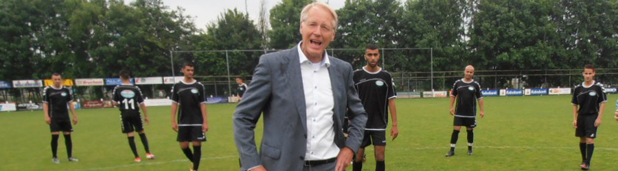 "De buurtouders, Alamal en de jongerenuitvoerders organiseren



ieder jaar een voetbaltoernooi in Zaltbommel."